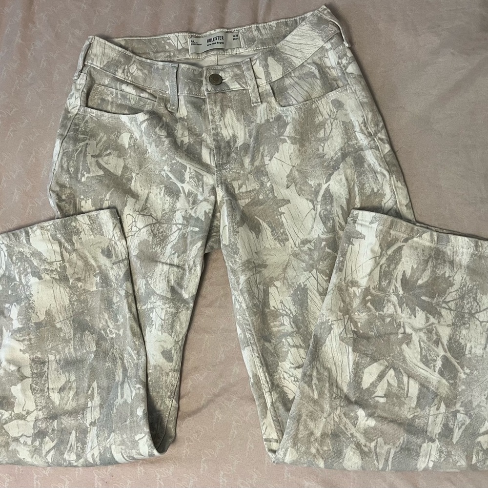 hollister low rise cream camo baggy jeans